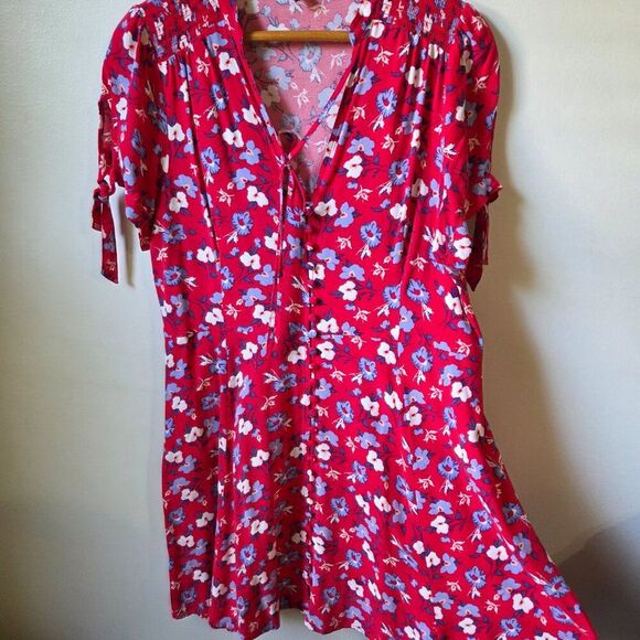 EUC EXPRESS RED FLORAL V NECK BUTTONED SHORT DRESS SIZE LARGE - Picture 3 of 16